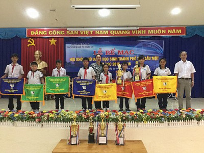 Thầy Nguyễn Văn Chệt - phó trưởng phòng GD trao giải toàn đoàn
