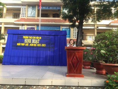 Liên đội Trường THCS Chu Văn An, thành phố Thủ Dầu Một, tỉnh Bình Dương hưởng ứng Ngày Pháp luật Việt Nam (09/11).