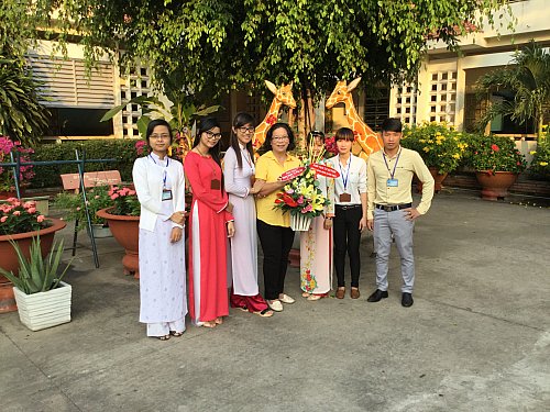 Sinh viên thực tập tặng hoa Cô Đỗ Thị Như Hoa - Hiệu trưởng nhà trường