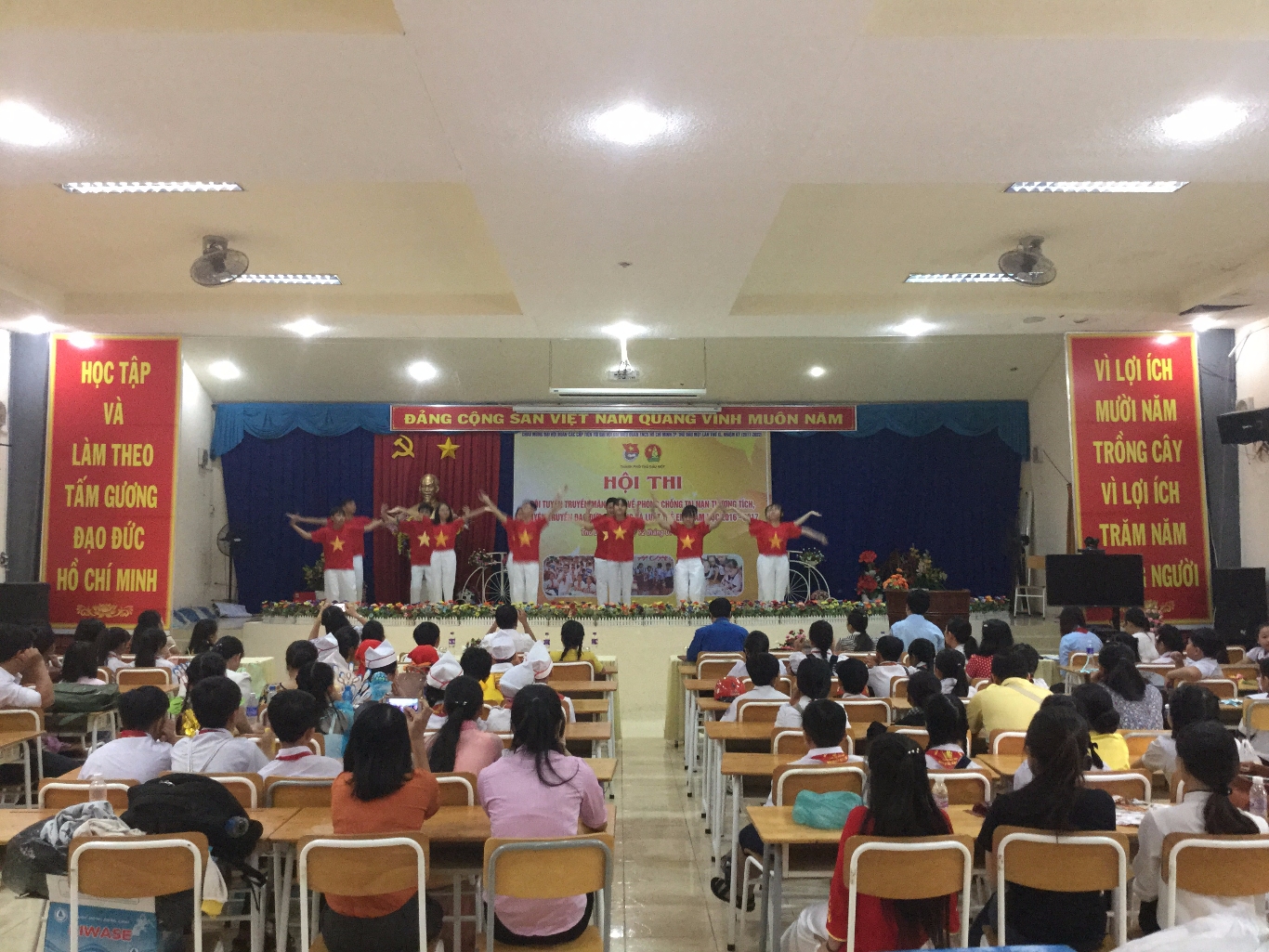 Trường THCS Chu Văn An biểu diễn văn nghệ khai mạc hội thi