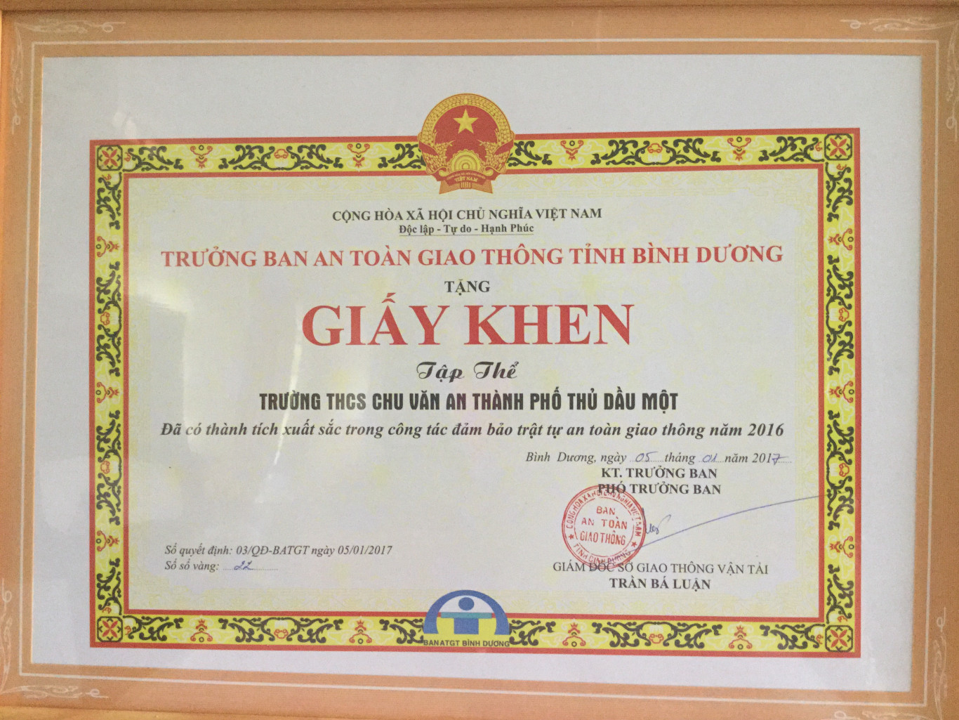 Trưởng ban ATGT Tỉnh Bình Dương tặng giấy khen trường THCS Chu Văn An