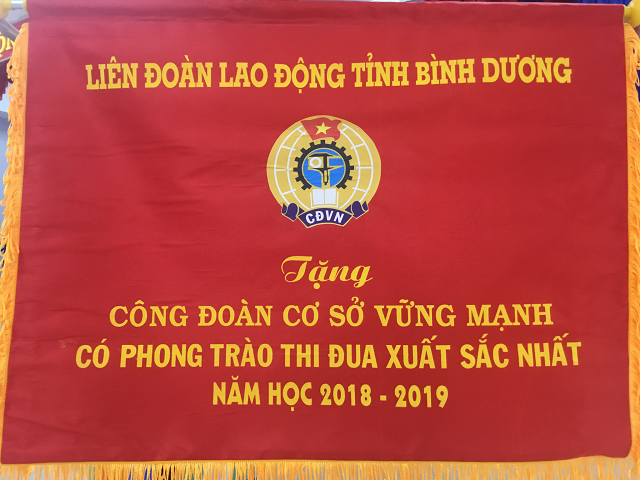 Ban Chấp hành Liên đoàn Lao động tỉnh Bình Dương tặng cờ thi đua cho tập thể CĐCS trường THCS Chu Văn An