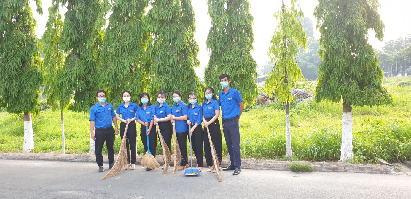 Công đoàn cơ sở trường THCS Chu Văn An thực hiện Ngày cuối tuần tình nguyện vệ sinh môi trường