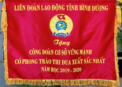 Công đoàn trường nhận Cờ thi đua của Liên đoàn Lao động Tỉnh