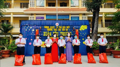 Hội Chữ thập đỏ Trường THCS Chu Văn An, thành phố Thủ Dầu Một, tỉnh Bình Dương trao quà Tết cho học sinh có hoàn cảnh khó khăn trong năm học 2021 - 2022