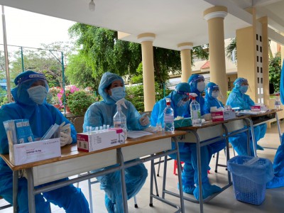 Trường THCS Chu Văn An, thành phố Thủ Dầu Một tổ chức xét nghiệm, tầm soát Covid-19 (test nhanh) cho giáo viên và học sinh khối lớp 6 chuẩn bị trở lại trường học tập trực tiếp.