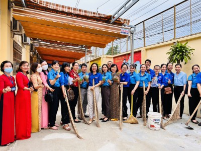 Công đoàn cơ sở Trường THCS Chu Văn An, thành phố Thủ Dầu Một, tỉnh Bình Dương hưởng ứng phong trào “Trồng cây xanh nhớ Bác Hồ”