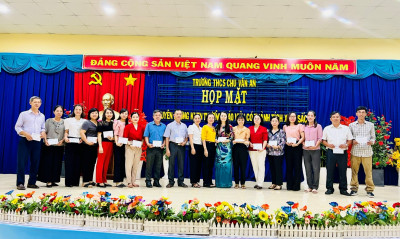 Trường THCS Chu Văn An, thành phố Thủ Dầu Một, tỉnh Bình Dương tuyên dương giáo viên bồi dưỡng và khen thưởng học sinh giỏi cấp Tỉnh, cấp Thành phố năm học 2022 – 2023