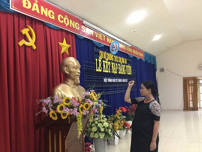 Đ/c Nguyễn Thị Thu Nguyệt - Đảng viên mới kết nạp tuyên thệ