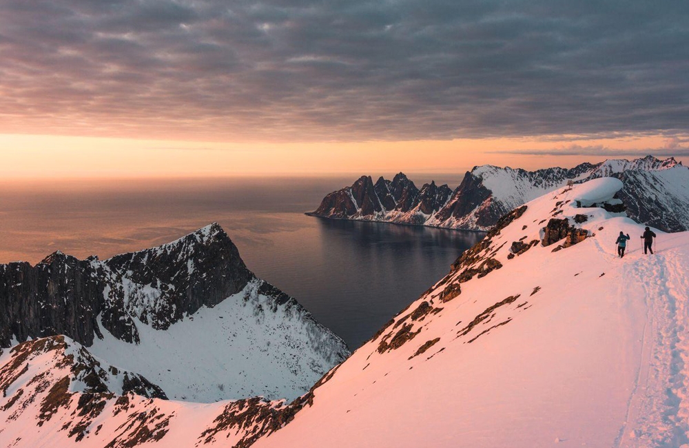 Nhiếp ảnh gia Johan Vesters chụp lại cảnh hoàng hôn ngoạn mục trên núi Husfjell, đảo Senja, Na Uy.