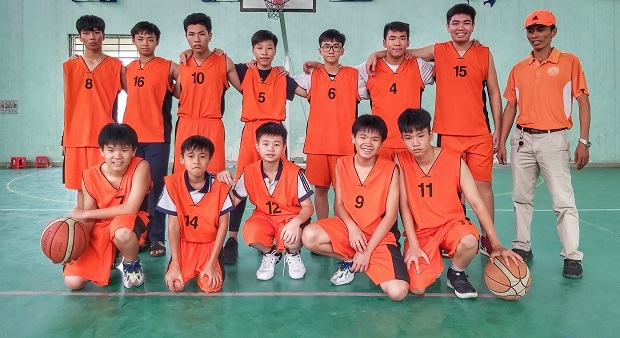 Thầy Lê Minh Tân - HLV đội bóng rổ nam và 12 thành viên đội.