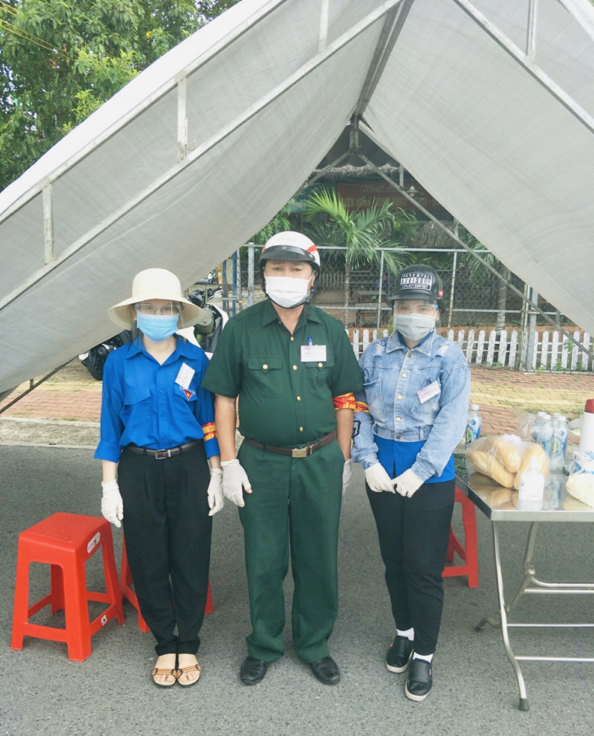 Chi bộ trường THCS Chu Văn An tham gia trực các chốt trong địa bàn phường Hiệp Thành, thành phố Thủ Dầu Một, tỉnh Bình Dương