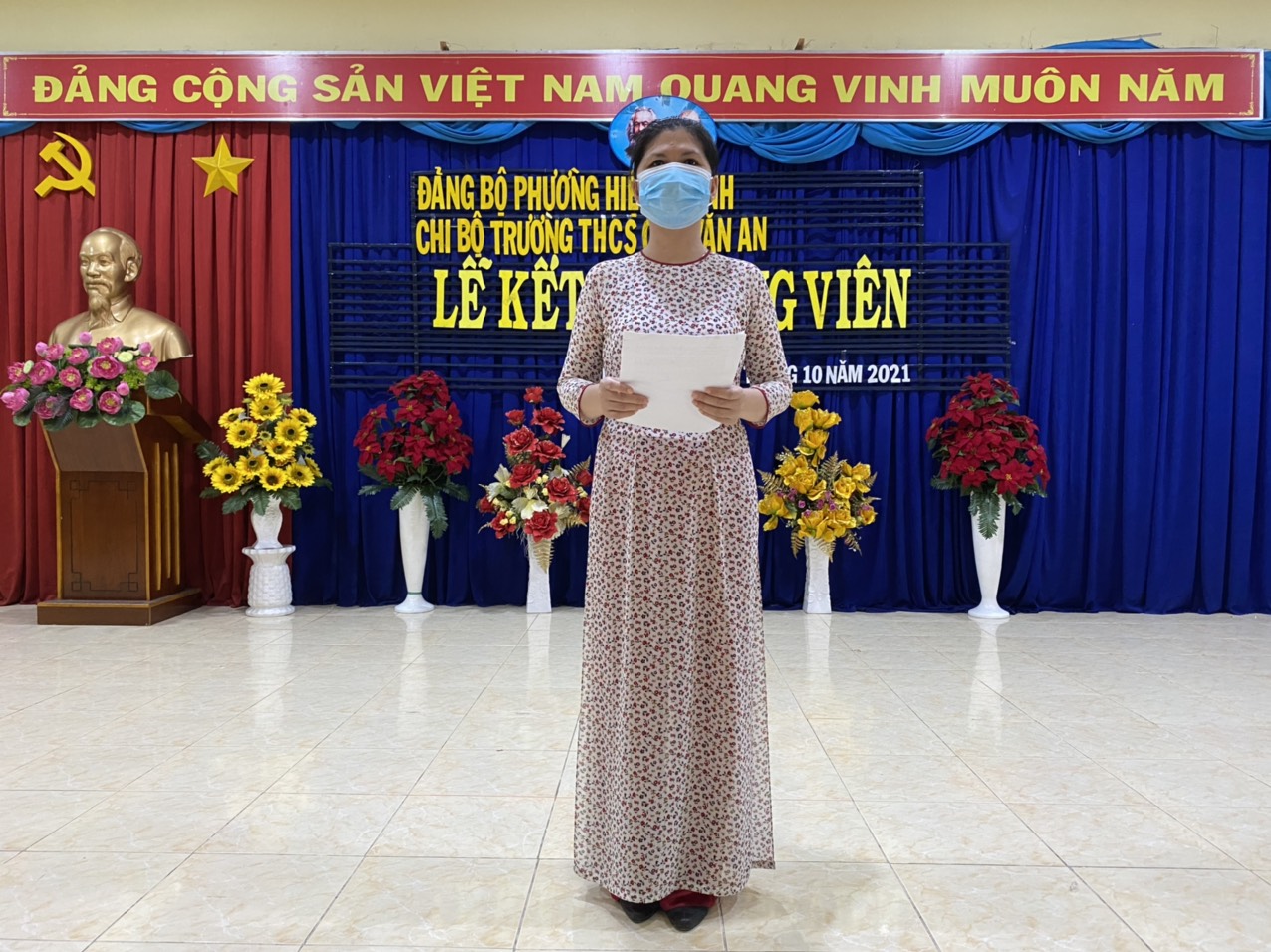 Đồng chí Hoàng Thị Thanh Tú - Dẫn chương trình lễ kết nạp
