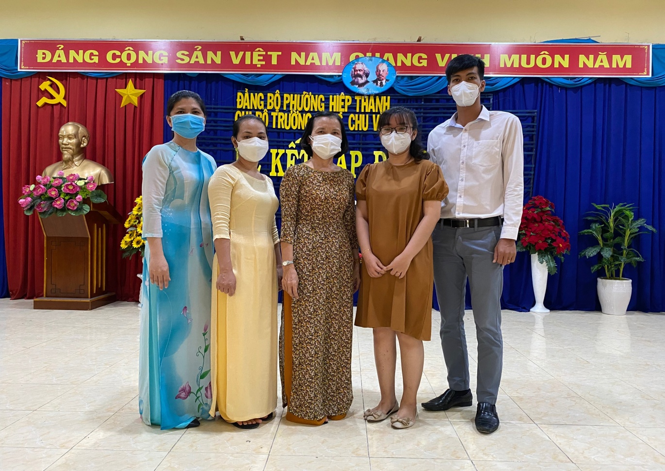 Chi bộ trường THCS Chu Văn An thực hiện Lễ kết nạp đảng viên mới năm 2021