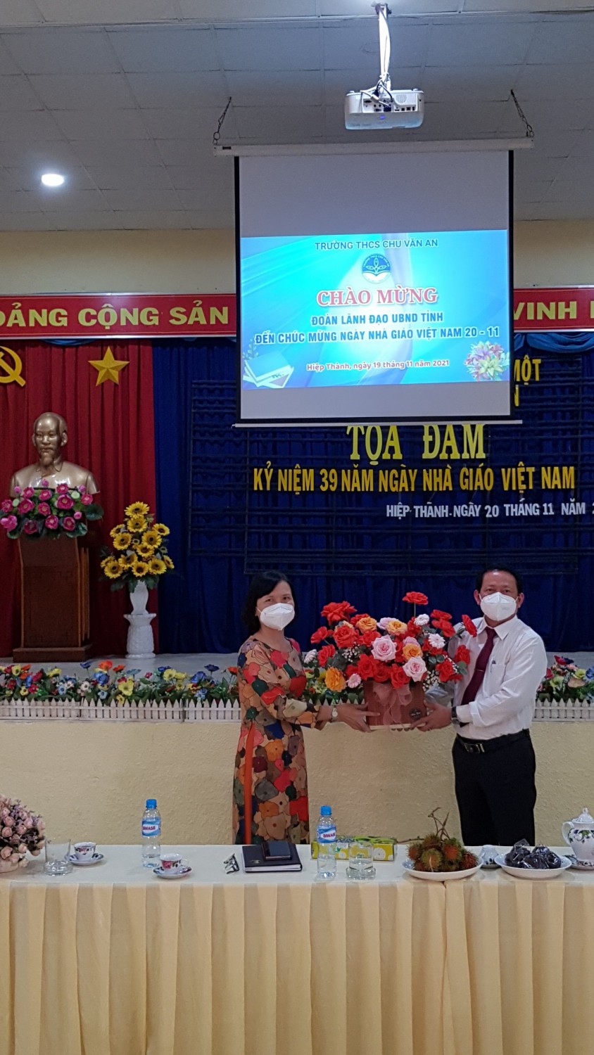 Trường THCS Chu Văn An nhiệt liệt chào mừng đoàn lãnh đạo UBND tỉnh Bình Dương đến chúc mừng Ngày Nhà giáo Việt Nam 20-11-2021