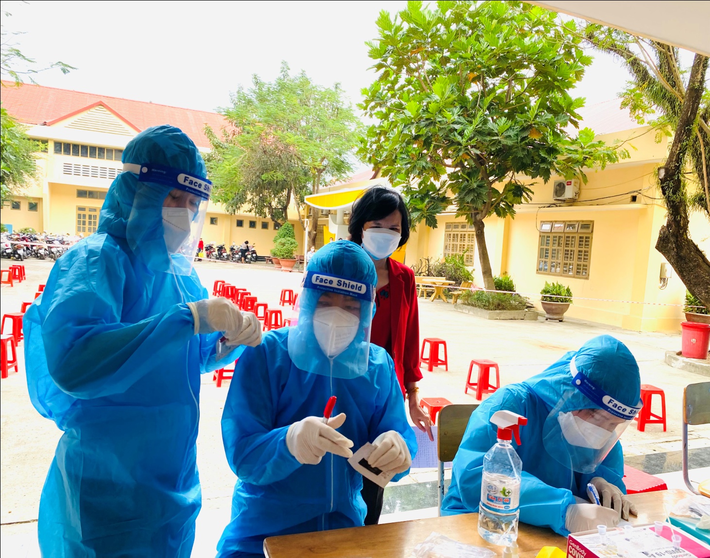 Trường THCS Chu Văn An, thành phố Thủ Dầu Một tổ chức xét nghiệm, tầm soát Covid-19 (test nhanh) cho giáo viên và học sinh khối lớp 9 chuẩn bị trở lại trường học tập trong trạng thái bình thường mới