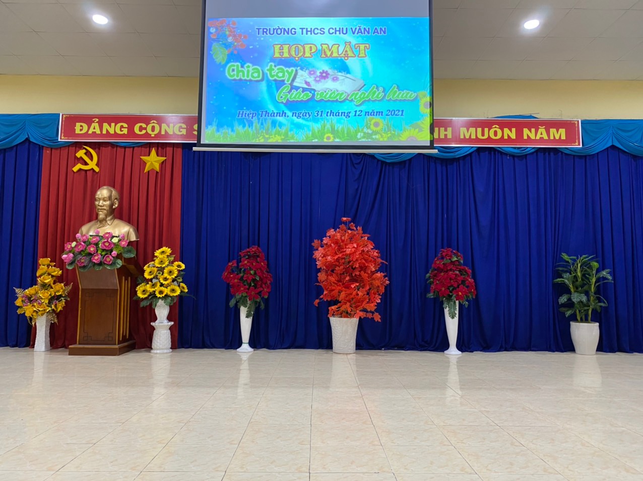 Trường THCS Chu Văn An, thành phố Thủ Dầu Một tổ chức họp mặt chia tay giáo viên nghỉ hưu