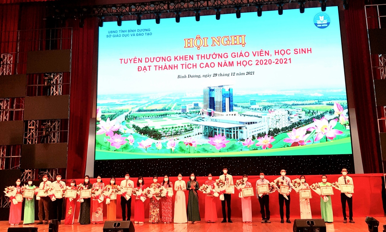 Giáo viên trường THCS Chu Văn An, thành phố Thủ Dầu Một dự Hội nghị tuyên dương khen thưởng giáo viên, học sinh đạt thành tích cao năm học 2020 - 2021