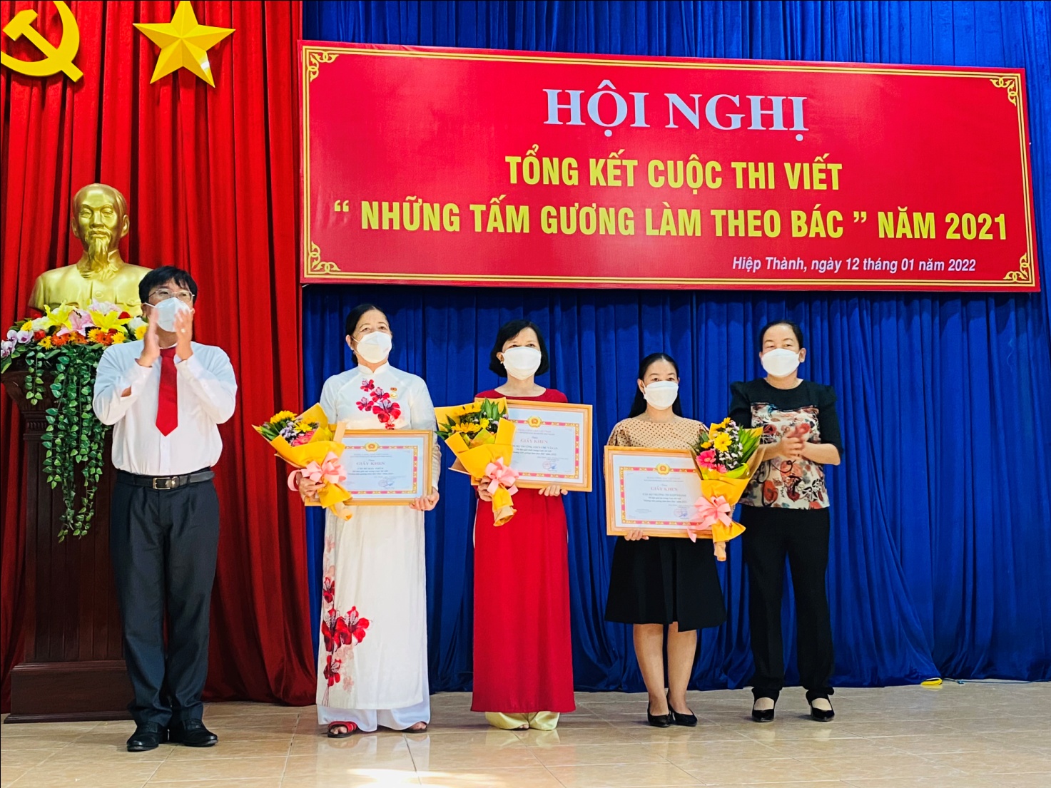 Giáo viên Trường THCS Chu Văn An, thành phố Thủ Dầu Một, tỉnh Bình Dương tham dự Hội nghị Tổng kết Cuộc thi viết “Những tấm gương làm theo Bác” năm 2021