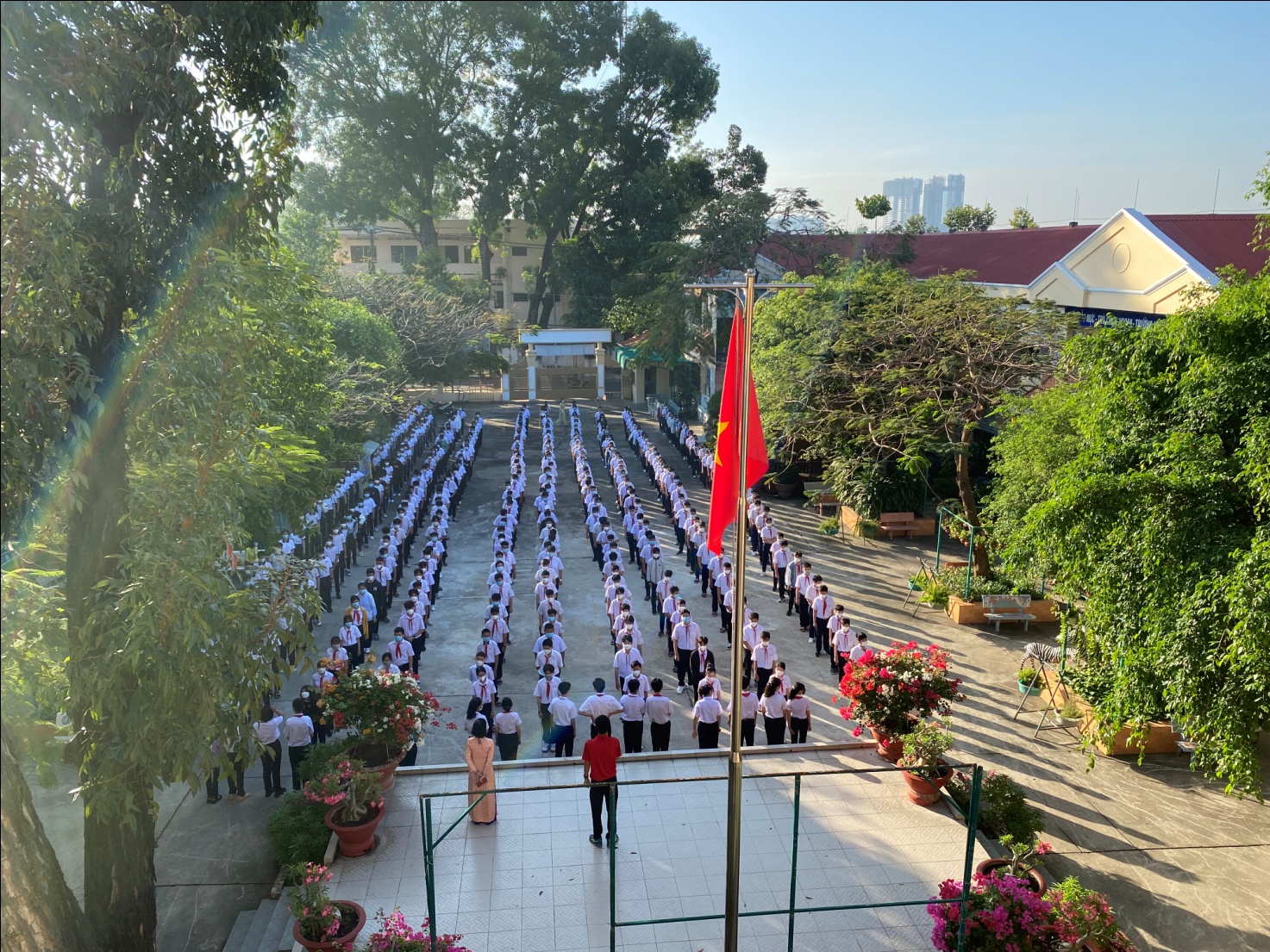 Trường THCS Chu Văn An, thành phố Thủ Dầu Một, tỉnh Bình Dương thực hiện tiết sinh hoạt chào cờ đầu tuần và hướng dẫn đội hình tập thể dục giữa giờ.
