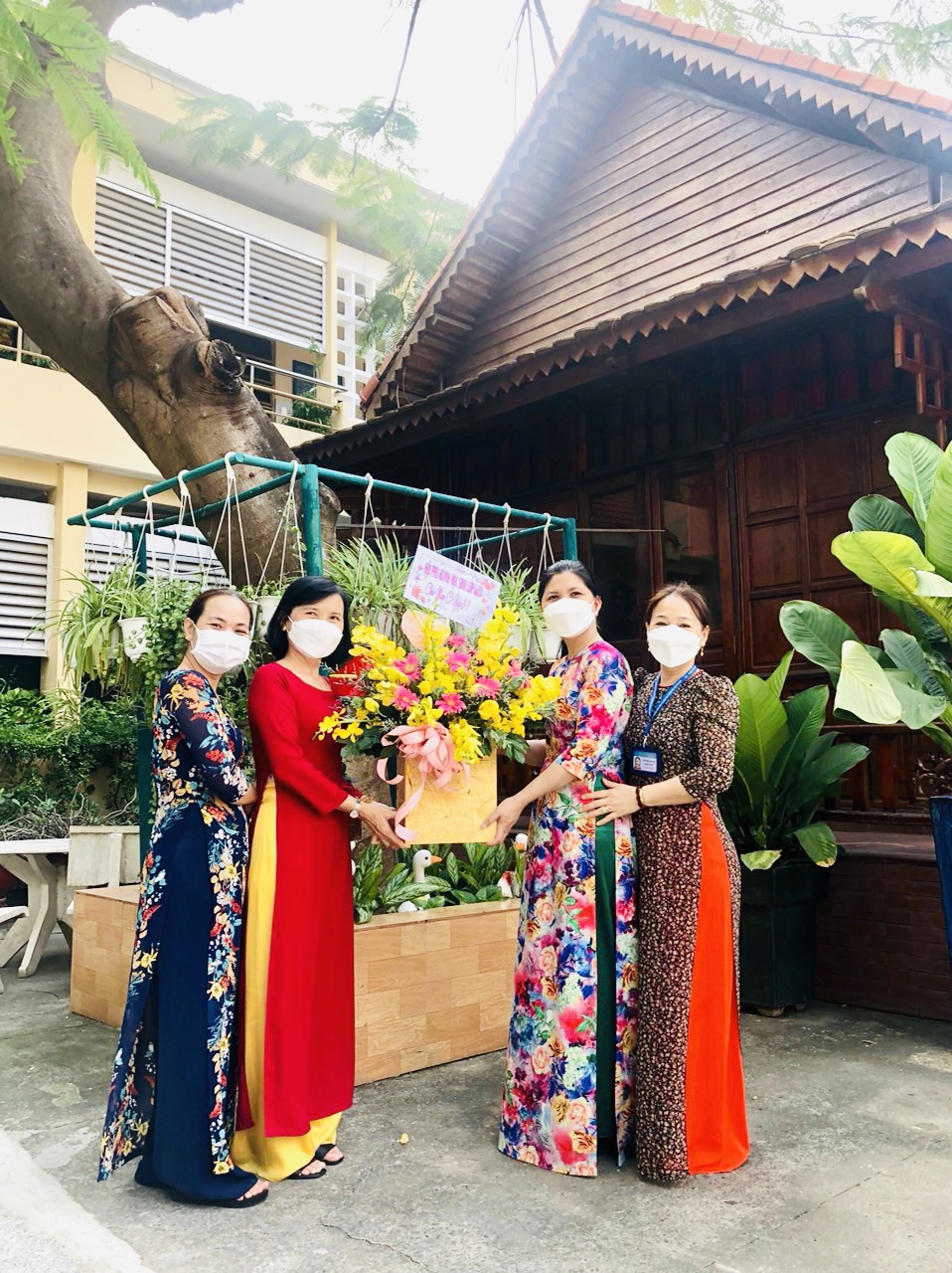 Công đoàn cơ sở Trường THCS Chu Văn An, thành phố Thủ Dầu Một, tỉnh Bình Dương hưởng ứng “Tuần lễ mặc áo dài” và tổ chức các hoạt động chào mừng Ngày Quốc tế Phụ nữ 8/3.